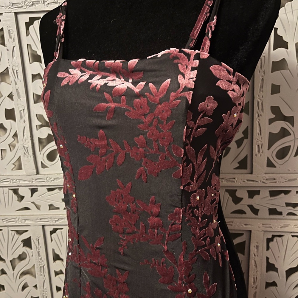 FOREVER 21 MAGNIFICENT BLACK WITH BURGUNDY RED VELVET ACCENTS FANCY MINI DRESS - Picture 3 of 8